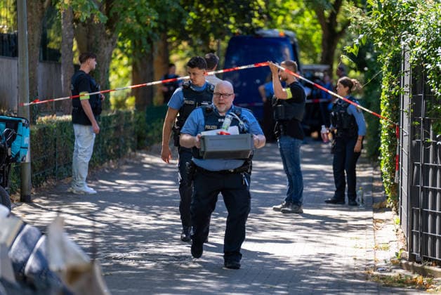 Mann in Frankfurt tödlich verletzt Polizei fahndet nach Tatverdächtigem Am Mittag des 11. August 2026 wurde in Frankfurt am Main eine schwer verletzte Person aufgefunden. Diese verstarb noch am Tatort. Die Polizei fahndet nach dem Täter, auch ein Hubschrauber ist im Einsatz. Der Täter ist flüchtig und möglicherweise bewaffnet. Frankfurt am Main Nied Hessen Deutschland *** Man Fatally Injured in Frankfurt; Police Search for Suspect At noon on August 11, 2026, a seriously injured person was found in Frankfurt am Main. The victim died at the scene. Police are searching for the perpetrator, and a helicopter is also on the scene. The suspect is on the run and may be armed. Frankfurt am Main, Lower Hesse, Germany
