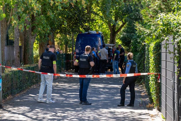 Mann in Frankfurt tödlich verletzt Polizei fahndet nach Tatverdächtigem Am Mittag des 11. August 2026 wurde in Frankfurt am Main eine schwer verletzte Person aufgefunden. Diese verstarb noch am Tatort. Die Polizei fahndet nach dem Täter, auch ein Hubschrauber ist im Einsatz. Der Täter ist flüchtig und möglicherweise bewaffnet. Frankfurt am Main Nied Hessen Deutschland *** Man Fatally Injured in Frankfurt; Police Search for Suspect At noon on August 11, 2026, a seriously injured person was found in Frankfurt am Main. The victim died at the scene. Police are searching for the perpetrator, and a helicopter is also on the scene. The suspect is on the run and may be armed. Frankfurt am Main, Lower Hesse, Germany