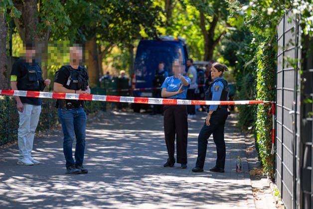 Mann in Frankfurt tödlich verletzt Polizei fahndet nach Tatverdächtigem Am Mittag des 11. August 2026 wurde in Frankfurt am Main eine schwer verletzte Person aufgefunden. Diese verstarb noch am Tatort. Die Polizei fahndet nach dem Täter, auch ein Hubschrauber ist im Einsatz. Der Täter ist flüchtig und möglicherweise bewaffnet. Frankfurt am Main Nied Hessen Deutschland *** Man Fatally Injured in Frankfurt; Police Search for Suspect At noon on August 11, 2026, a seriously injured person was found in Frankfurt am Main. The victim died at the scene. Police are searching for the perpetrator, and a helicopter is also on the scene. The suspect is on the run and may be armed. Frankfurt am Main, Lower Hesse, Germany