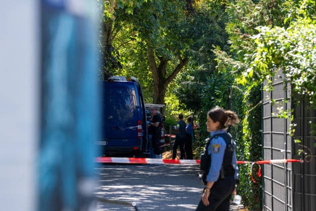 Mann in Frankfurt tödlich verletzt Polizei fahndet nach Tatverdächtigem Am Mittag des 11. August 2026 wurde in Frankfurt am Main eine schwer verletzte Person aufgefunden. Diese verstarb noch am Tatort. Die Polizei fahndet nach dem Täter, auch ein Hubschrauber ist im Einsatz. Der Täter ist flüchtig und möglicherweise bewaffnet. Frankfurt am Main Nied Hessen Deutschland *** Man Fatally Injured in Frankfurt; Police Search for Suspect At noon on August 11, 2026, a seriously injured person was found in Frankfurt am Main. The victim died at the scene. Police are searching for the perpetrator, and a helicopter is also on the scene. The suspect is on the run and may be armed. Frankfurt am Main, Lower Hesse, Germany