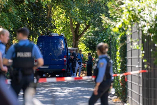 Mann in Frankfurt tödlich verletzt Polizei fahndet nach Tatverdächtigem Am Mittag des 11. August 2026 wurde in Frankfurt am Main eine schwer verletzte Person aufgefunden. Diese verstarb noch am Tatort. Die Polizei fahndet nach dem Täter, auch ein Hubschrauber ist im Einsatz. Der Täter ist flüchtig und möglicherweise bewaffnet. Frankfurt am Main Nied Hessen Deutschland *** Man Fatally Injured in Frankfurt; Police Search for Suspect At noon on August 11, 2026, a seriously injured person was found in Frankfurt am Main. The victim died at the scene. Police are searching for the perpetrator, and a helicopter is also on the scene. The suspect is on the run and may be armed. Frankfurt am Main, Lower Hesse, Germany