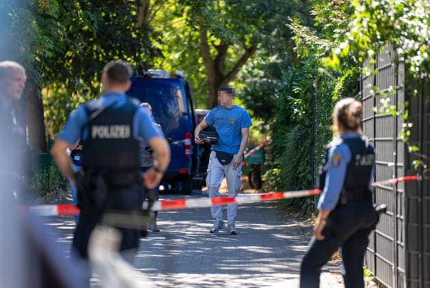 Mann in Frankfurt tödlich verletzt Polizei fahndet nach Tatverdächtigem Am Mittag des 11. August 2026 wurde in Frankfurt am Main eine schwer verletzte Person aufgefunden. Diese verstarb noch am Tatort. Die Polizei fahndet nach dem Täter, auch ein Hubschrauber ist im Einsatz. Der Täter ist flüchtig und möglicherweise bewaffnet. Frankfurt am Main Nied Hessen Deutschland *** Man Fatally Injured in Frankfurt; Police Search for Suspect At noon on August 11, 2026, a seriously injured person was found in Frankfurt am Main. The victim died at the scene. Police are searching for the perpetrator, and a helicopter is also on the scene. The suspect is on the run and may be armed. Frankfurt am Main, Lower Hesse, Germany