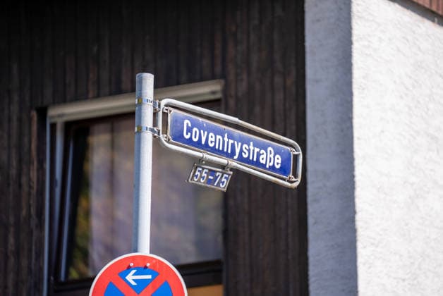 Mann in Frankfurt tödlich verletzt Polizei fahndet nach Tatverdächtigem Am Mittag des 11. August 2026 wurde in Frankfurt am Main eine schwer verletzte Person aufgefunden. Diese verstarb noch am Tatort. Die Polizei fahndet nach dem Täter, auch ein Hubschrauber ist im Einsatz. Der Täter ist flüchtig und möglicherweise bewaffnet. Frankfurt am Main Nied Hessen Deutschland *** Man Fatally Injured in Frankfurt; Police Search for Suspect At noon on August 11, 2026, a seriously injured person was found in Frankfurt am Main. The victim died at the scene. Police are searching for the perpetrator, and a helicopter is also on the scene. The suspect is on the run and may be armed. Frankfurt am Main, Lower Hesse, Germany