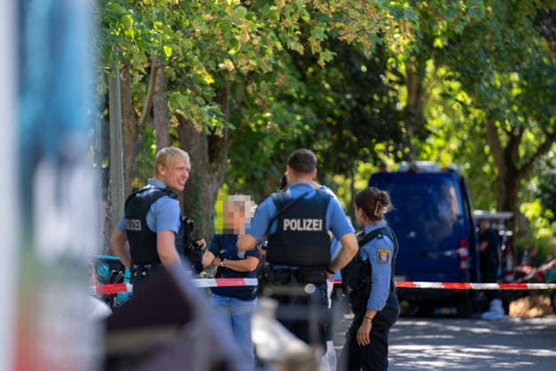 Mann in Frankfurt tödlich verletzt Polizei fahndet nach Tatverdächtigem Am Mittag des 11. August 2026 wurde in Frankfurt am Main eine schwer verletzte Person aufgefunden. Diese verstarb noch am Tatort. Die Polizei fahndet nach dem Täter, auch ein Hubschrauber ist im Einsatz. Der Täter ist flüchtig und möglicherweise bewaffnet. Frankfurt am Main Nied Hessen Deutschland *** Man Fatally Injured in Frankfurt; Police Search for Suspect At noon on August 11, 2026, a seriously injured person was found in Frankfurt am Main. The victim died at the scene. Police are searching for the perpetrator, and a helicopter is also on the scene. The suspect is on the run and may be armed. Frankfurt am Main, Lower Hesse, Germany