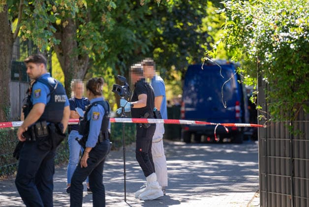 Mann in Frankfurt tödlich verletzt Polizei fahndet nach Tatverdächtigem Am Mittag des 11. August 2026 wurde in Frankfurt am Main eine schwer verletzte Person aufgefunden. Diese verstarb noch am Tatort. Die Polizei fahndet nach dem Täter, auch ein Hubschrauber ist im Einsatz. Der Täter ist flüchtig und möglicherweise bewaffnet. Frankfurt am Main Nied Hessen Deutschland *** Man Fatally Injured in Frankfurt; Police Search for Suspect At noon on August 11, 2026, a seriously injured person was found in Frankfurt am Main. The victim died at the scene. Police are searching for the perpetrator, and a helicopter is also on the scene. The suspect is on the run and may be armed. Frankfurt am Main, Lower Hesse, Germany