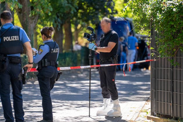 Mann in Frankfurt tödlich verletzt Polizei fahndet nach Tatverdächtigem Am Mittag des 11. August 2026 wurde in Frankfurt am Main eine schwer verletzte Person aufgefunden. Diese verstarb noch am Tatort. Die Polizei fahndet nach dem Täter, auch ein Hubschrauber ist im Einsatz. Der Täter ist flüchtig und möglicherweise bewaffnet. Frankfurt am Main Nied Hessen Deutschland *** Man Fatally Injured in Frankfurt; Police Search for Suspect At noon on August 11, 2026, a seriously injured person was found in Frankfurt am Main. The victim died at the scene. Police are searching for the perpetrator, and a helicopter is also on the scene. The suspect is on the run and may be armed. Frankfurt am Main, Lower Hesse, Germany