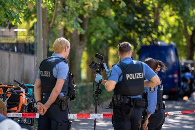 Mann in Frankfurt tödlich verletzt Polizei fahndet nach Tatverdächtigem Am Mittag des 11. August 2026 wurde in Frankfurt am Main eine schwer verletzte Person aufgefunden. Diese verstarb noch am Tatort. Die Polizei fahndet nach dem Täter, auch ein Hubschrauber ist im Einsatz. Der Täter ist flüchtig und möglicherweise bewaffnet. Frankfurt am Main Nied Hessen Deutschland *** Man Fatally Injured in Frankfurt; Police Search for Suspect At noon on August 11, 2026, a seriously injured person was found in Frankfurt am Main. The victim died at the scene. Police are searching for the perpetrator, and a helicopter is also on the scene. The suspect is on the run and may be armed. Frankfurt am Main, Lower Hesse, Germany