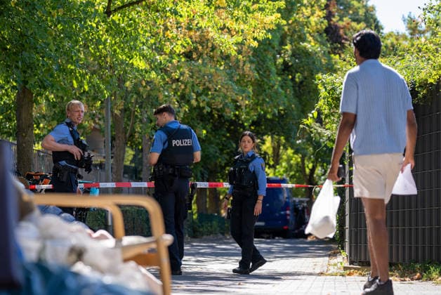 Mann in Frankfurt tödlich verletzt Polizei fahndet nach Tatverdächtigem Am Mittag des 11. August 2026 wurde in Frankfurt am Main eine schwer verletzte Person aufgefunden. Diese verstarb noch am Tatort. Die Polizei fahndet nach dem Täter, auch ein Hubschrauber ist im Einsatz. Der Täter ist flüchtig und möglicherweise bewaffnet. Frankfurt am Main Nied Hessen Deutschland *** Man Fatally Injured in Frankfurt; Police Search for Suspect At noon on August 11, 2026, a seriously injured person was found in Frankfurt am Main. The victim died at the scene. Police are searching for the perpetrator, and a helicopter is also on the scene. The suspect is on the run and may be armed. Frankfurt am Main, Lower Hesse, Germany