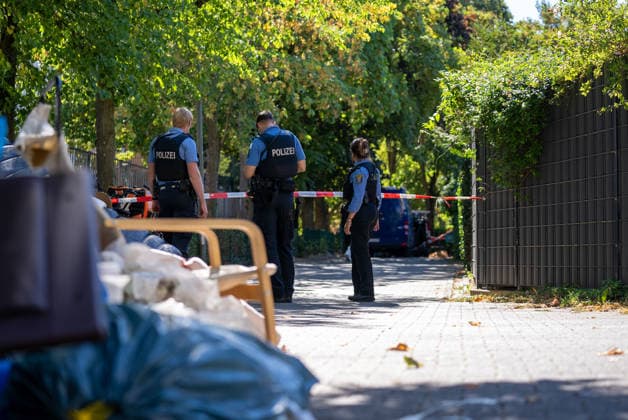 Mann in Frankfurt tödlich verletzt Polizei fahndet nach Tatverdächtigem Am Mittag des 11. August 2026 wurde in Frankfurt am Main eine schwer verletzte Person aufgefunden. Diese verstarb noch am Tatort. Die Polizei fahndet nach dem Täter, auch ein Hubschrauber ist im Einsatz. Der Täter ist flüchtig und möglicherweise bewaffnet. Frankfurt am Main Nied Hessen Deutschland *** Man Fatally Injured in Frankfurt; Police Search for Suspect At noon on August 11, 2026, a seriously injured person was found in Frankfurt am Main. The victim died at the scene. Police are searching for the perpetrator, and a helicopter is also on the scene. The suspect is on the run and may be armed. Frankfurt am Main, Lower Hesse, Germany