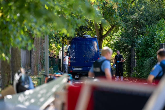 Mann in Frankfurt tödlich verletzt Polizei fahndet nach Tatverdächtigem Am Mittag des 11. August 2026 wurde in Frankfurt am Main eine schwer verletzte Person aufgefunden. Diese verstarb noch am Tatort. Die Polizei fahndet nach dem Täter, auch ein Hubschrauber ist im Einsatz. Der Täter ist flüchtig und möglicherweise bewaffnet. Frankfurt am Main Nied Hessen Deutschland *** Man Fatally Injured in Frankfurt; Police Search for Suspect At noon on August 11, 2026, a seriously injured person was found in Frankfurt am Main. The victim died at the scene. Police are searching for the perpetrator, and a helicopter is also on the scene. The suspect is on the run and may be armed. Frankfurt am Main, Lower Hesse, Germany
