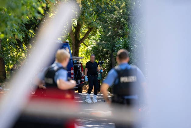 Mann in Frankfurt tödlich verletzt Polizei fahndet nach Tatverdächtigem Am Mittag des 11. August 2026 wurde in Frankfurt am Main eine schwer verletzte Person aufgefunden. Diese verstarb noch am Tatort. Die Polizei fahndet nach dem Täter, auch ein Hubschrauber ist im Einsatz. Der Täter ist flüchtig und möglicherweise bewaffnet. Frankfurt am Main Nied Hessen Deutschland *** Man Fatally Injured in Frankfurt; Police Search for Suspect At noon on August 11, 2026, a seriously injured person was found in Frankfurt am Main. The victim died at the scene. Police are searching for the perpetrator, and a helicopter is also on the scene. The suspect is on the run and may be armed. Frankfurt am Main, Lower Hesse, Germany