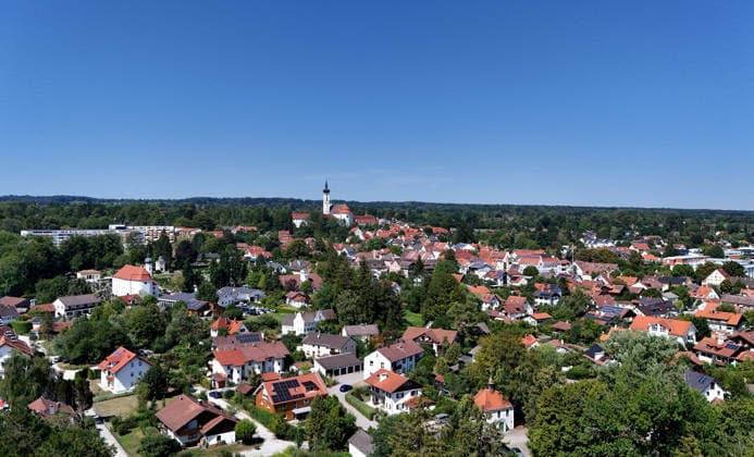 Ein Sommertag bei Dießen am Ammersee (Landkreis Landsberg am Lech). Hier der Blick auf Stadt, Ortschaft von oben, Stadtblick, Ortsblick, Skyline, Häuserblick, in der Bildmitte das Kloster, Münster Mariä Himmelfahrt *** A summer day in Dießen on Lake Ammersee, Landsberg am Lech District. Here is a view of the town from above: a cityscape, townscape, skyline, and view of the houses; in the center of the image is the monastery, the Cathedral of the Assumption of Mary.