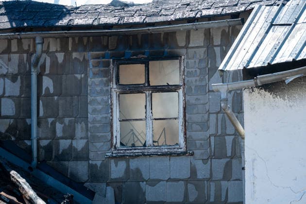 Ehemalige Gaststätte, Lagerhalle und Garage stehen in Vollbrand Am 11.08.2026 brannten in Greifenstein-Arborn das Gebäude einer ehemaligen Gaststätte, eine Lagerhalle und eine benachbarte Garage. Die Einsatzkräfte waren zunächst zu einer brennenden Gartenhütte alarmiert worden, das Einsatzstichwort wurde noch auf der Anfahrt auf einen Wohnhausbrand erhöht. Beim Eintreffen der Feuerwehr standen die Gebäude teils bereits in Vollbrand, verletzt wurde niemand. Die L3046 K91 war im betroffenen Bereich aufgrund des Einsatzes gesperrt. Rund 140 Einsatzkräfte waren im Einsatz, unterstützt von den Drehleitern aus Herborn und Weilburg sowie weiteren Kräften umliegender Feuerwehren, dem THW und der Polizei. Greifenborn Arborn Hessen Deutsch