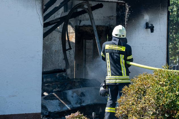 Ehemalige Gaststätte, Lagerhalle und Garage stehen in Vollbrand Am 11.08.2026 brannten in Greifenstein-Arborn das Gebäude einer ehemaligen Gaststätte, eine Lagerhalle und eine benachbarte Garage. Die Einsatzkräfte waren zunächst zu einer brennenden Gartenhütte alarmiert worden, das Einsatzstichwort wurde noch auf der Anfahrt auf einen Wohnhausbrand erhöht. Beim Eintreffen der Feuerwehr standen die Gebäude teils bereits in Vollbrand, verletzt wurde niemand. Die L3046 K91 war im betroffenen Bereich aufgrund des Einsatzes gesperrt. Rund 140 Einsatzkräfte waren im Einsatz, unterstützt von den Drehleitern aus Herborn und Weilburg sowie weiteren Kräften umliegender Feuerwehren, dem THW und der Polizei. Greifenborn Arborn Hessen Deutsch