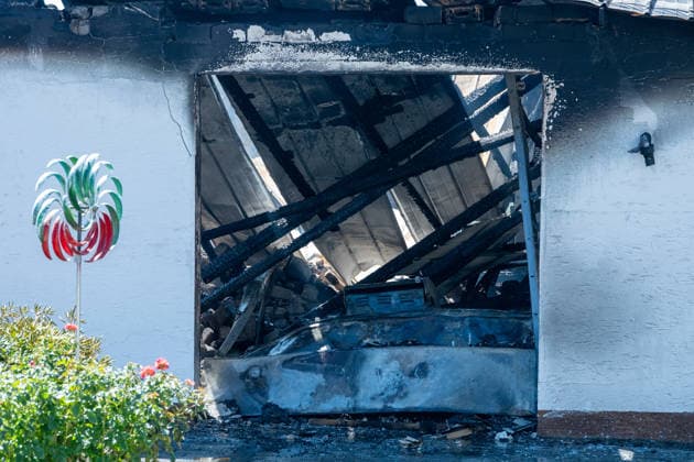 Ehemalige Gaststätte, Lagerhalle und Garage stehen in Vollbrand Am 11.08.2026 brannten in Greifenstein-Arborn das Gebäude einer ehemaligen Gaststätte, eine Lagerhalle und eine benachbarte Garage. Die Einsatzkräfte waren zunächst zu einer brennenden Gartenhütte alarmiert worden, das Einsatzstichwort wurde noch auf der Anfahrt auf einen Wohnhausbrand erhöht. Beim Eintreffen der Feuerwehr standen die Gebäude teils bereits in Vollbrand, verletzt wurde niemand. Die L3046 K91 war im betroffenen Bereich aufgrund des Einsatzes gesperrt. Rund 140 Einsatzkräfte waren im Einsatz, unterstützt von den Drehleitern aus Herborn und Weilburg sowie weiteren Kräften umliegender Feuerwehren, dem THW und der Polizei. Greifenborn Arborn Hessen Deutsch