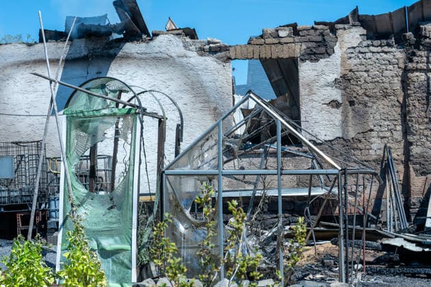 Ehemalige Gaststätte, Lagerhalle und Garage stehen in Vollbrand Am 11.08.2026 brannten in Greifenstein-Arborn das Gebäude einer ehemaligen Gaststätte, eine Lagerhalle und eine benachbarte Garage. Die Einsatzkräfte waren zunächst zu einer brennenden Gartenhütte alarmiert worden, das Einsatzstichwort wurde noch auf der Anfahrt auf einen Wohnhausbrand erhöht. Beim Eintreffen der Feuerwehr standen die Gebäude teils bereits in Vollbrand, verletzt wurde niemand. Die L3046 K91 war im betroffenen Bereich aufgrund des Einsatzes gesperrt. Rund 140 Einsatzkräfte waren im Einsatz, unterstützt von den Drehleitern aus Herborn und Weilburg sowie weiteren Kräften umliegender Feuerwehren, dem THW und der Polizei. Greifenborn Arborn Hessen Deutsch