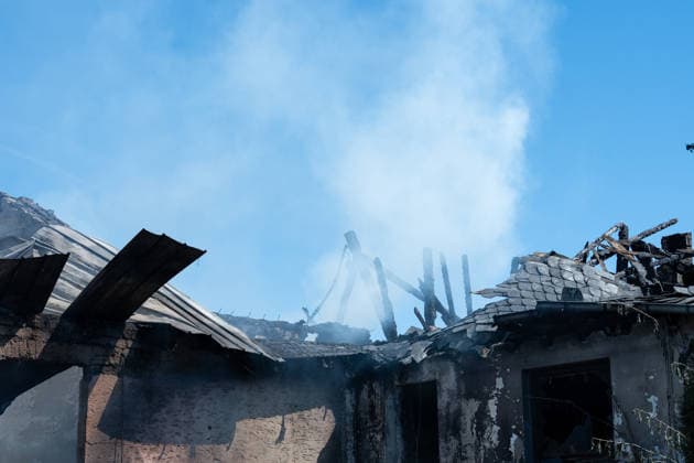 Ehemalige Gaststätte, Lagerhalle und Garage stehen in Vollbrand Am 11.08.2026 brannten in Greifenstein-Arborn das Gebäude einer ehemaligen Gaststätte, eine Lagerhalle und eine benachbarte Garage. Die Einsatzkräfte waren zunächst zu einer brennenden Gartenhütte alarmiert worden, das Einsatzstichwort wurde noch auf der Anfahrt auf einen Wohnhausbrand erhöht. Beim Eintreffen der Feuerwehr standen die Gebäude teils bereits in Vollbrand, verletzt wurde niemand. Die L3046 K91 war im betroffenen Bereich aufgrund des Einsatzes gesperrt. Rund 140 Einsatzkräfte waren im Einsatz, unterstützt von den Drehleitern aus Herborn und Weilburg sowie weiteren Kräften umliegender Feuerwehren, dem THW und der Polizei. Greifenborn Arborn Hessen Deutsch