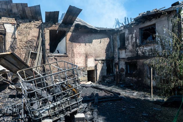 Ehemalige Gaststätte, Lagerhalle und Garage stehen in Vollbrand Am 11.08.2026 brannten in Greifenstein-Arborn das Gebäude einer ehemaligen Gaststätte, eine Lagerhalle und eine benachbarte Garage. Die Einsatzkräfte waren zunächst zu einer brennenden Gartenhütte alarmiert worden, das Einsatzstichwort wurde noch auf der Anfahrt auf einen Wohnhausbrand erhöht. Beim Eintreffen der Feuerwehr standen die Gebäude teils bereits in Vollbrand, verletzt wurde niemand. Die L3046 K91 war im betroffenen Bereich aufgrund des Einsatzes gesperrt. Rund 140 Einsatzkräfte waren im Einsatz, unterstützt von den Drehleitern aus Herborn und Weilburg sowie weiteren Kräften umliegender Feuerwehren, dem THW und der Polizei. Greifenborn Arborn Hessen Deutsch