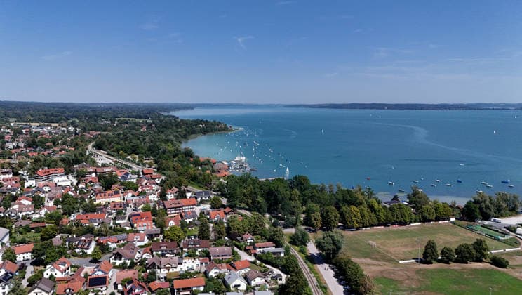 Ein Sommertag bei Dießen am Ammersee (Landkreis Landsberg am Lech). Hier der Blick auf Stadt, Ortschaft von oben, Stadtblick, Ortsblick, Skyline, Häuserblick, rechts der Ammersee *** A summer day in Dießen on Lake Ammersee, Landsberg am Lech District. Here is a view of the town from above: cityscape, townscape, skyline, view of the houses; Lake Ammersee is on the right.