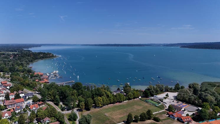Ein Sommertag bei Dießen am Ammersee (Landkreis Landsberg am Lech). Hier der Blick auf Stadt, Ortschaft von oben, Stadtblick, Ortsblick, Skyline, Häuserblick, Fussballplatz und dem Ammersee *** A summer day in Dießen on Lake Ammersee, Landsberg am Lech District. Here is a view of the town from above: cityscape, townscape, skyline, houses, soccer field, and Lake Ammersee.