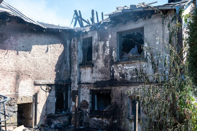 Ehemalige Gaststätte, Lagerhalle und Garage stehen in Vollbrand Am 11.08.2026 brannten in Greifenstein-Arborn das Gebäude einer ehemaligen Gaststätte, eine Lagerhalle und eine benachbarte Garage. Die Einsatzkräfte waren zunächst zu einer brennenden Gartenhütte alarmiert worden, das Einsatzstichwort wurde noch auf der Anfahrt auf einen Wohnhausbrand erhöht. Beim Eintreffen der Feuerwehr standen die Gebäude teils bereits in Vollbrand, verletzt wurde niemand. Die L3046 K91 war im betroffenen Bereich aufgrund des Einsatzes gesperrt. Rund 140 Einsatzkräfte waren im Einsatz, unterstützt von den Drehleitern aus Herborn und Weilburg sowie weiteren Kräften umliegender Feuerwehren, dem THW und der Polizei. Greifenborn Arborn Hessen Deutsch