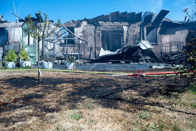 Ehemalige Gaststätte, Lagerhalle und Garage stehen in Vollbrand Am 11.08.2026 brannten in Greifenstein-Arborn das Gebäude einer ehemaligen Gaststätte, eine Lagerhalle und eine benachbarte Garage. Die Einsatzkräfte waren zunächst zu einer brennenden Gartenhütte alarmiert worden, das Einsatzstichwort wurde noch auf der Anfahrt auf einen Wohnhausbrand erhöht. Beim Eintreffen der Feuerwehr standen die Gebäude teils bereits in Vollbrand, verletzt wurde niemand. Die L3046 K91 war im betroffenen Bereich aufgrund des Einsatzes gesperrt. Rund 140 Einsatzkräfte waren im Einsatz, unterstützt von den Drehleitern aus Herborn und Weilburg sowie weiteren Kräften umliegender Feuerwehren, dem THW und der Polizei. Greifenborn Arborn Hessen Deutsch