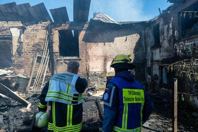 Ehemalige Gaststätte, Lagerhalle und Garage stehen in Vollbrand Am 11.08.2026 brannten in Greifenstein-Arborn das Gebäude einer ehemaligen Gaststätte, eine Lagerhalle und eine benachbarte Garage. Die Einsatzkräfte waren zunächst zu einer brennenden Gartenhütte alarmiert worden, das Einsatzstichwort wurde noch auf der Anfahrt auf einen Wohnhausbrand erhöht. Beim Eintreffen der Feuerwehr standen die Gebäude teils bereits in Vollbrand, verletzt wurde niemand. Die L3046 K91 war im betroffenen Bereich aufgrund des Einsatzes gesperrt. Rund 140 Einsatzkräfte waren im Einsatz, unterstützt von den Drehleitern aus Herborn und Weilburg sowie weiteren Kräften umliegender Feuerwehren, dem THW und der Polizei. Greifenborn Arborn Hessen Deutsch