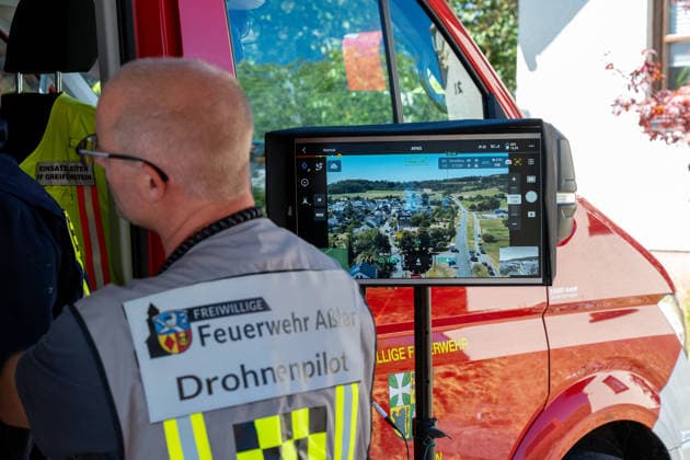 Ehemalige Gaststätte, Lagerhalle und Garage stehen in Vollbrand Am 11.08.2026 brannten in Greifenstein-Arborn das Gebäude einer ehemaligen Gaststätte, eine Lagerhalle und eine benachbarte Garage. Die Einsatzkräfte waren zunächst zu einer brennenden Gartenhütte alarmiert worden, das Einsatzstichwort wurde noch auf der Anfahrt auf einen Wohnhausbrand erhöht. Beim Eintreffen der Feuerwehr standen die Gebäude teils bereits in Vollbrand, verletzt wurde niemand. Die L3046 K91 war im betroffenen Bereich aufgrund des Einsatzes gesperrt. Rund 140 Einsatzkräfte waren im Einsatz, unterstützt von den Drehleitern aus Herborn und Weilburg sowie weiteren Kräften umliegender Feuerwehren, dem THW und der Polizei. Greifenborn Arborn Hessen Deutsch