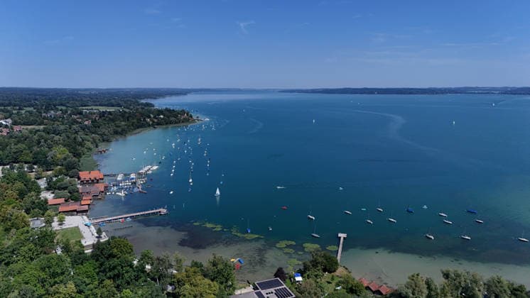 Ein Sommertag bei Dießen am Ammersee (Landkreis Landsberg am Lech). Hier der Blick auf Stadt, Ortschaft von oben, Stadtblick, Ortsblick, Skyline, Häuserblick, Ufer mit Ammersee, Blickrichtung Norden *** A summer day in Dießen on Lake Ammersee, Landsberg am Lech District. Here is a view of the town from above: townscape, village view, skyline, view of houses, lakeshore of Lake Ammersee, looking north.