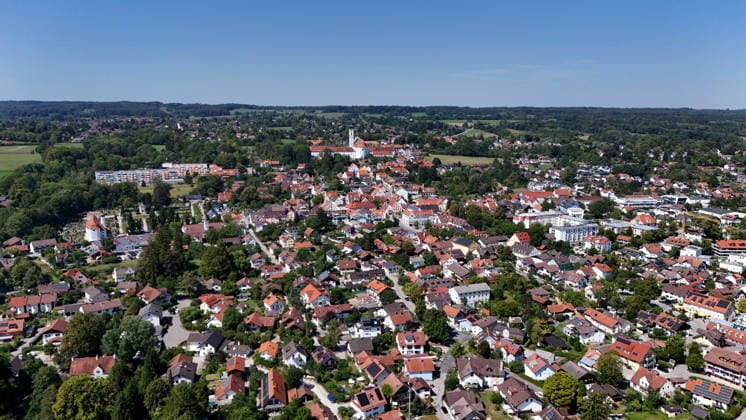 Ein Sommertag bei Dießen am Ammersee (Landkreis Landsberg am Lech). Hier der Blick auf Stadt, Ortschaft von oben, Stadtblick, Ortsblick, Skyline, Häuserblick, in der Bildmitte das Kloster, Münster Mariä Himmelfahrt *** A summer day in Dießen on Lake Ammersee, Landsberg am Lech District. Here is a view of the town from above: a cityscape, townscape, skyline, and view of the houses; in the center of the image is the monastery, the Cathedral of the Assumption of Mary.