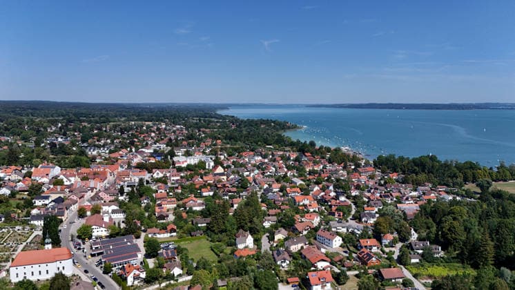Ein Sommertag bei Dießen am Ammersee (Landkreis Landsberg am Lech). Hier der Blick auf Stadt, Ortschaft von oben, Stadtblick, Ortsblick, Skyline, Häuserblick, rechts der Ammersee *** A summer day in Dießen on Lake Ammersee, Landsberg am Lech District. Here is a view of the town from above: cityscape, townscape, skyline, view of the houses; Lake Ammersee is on the right.