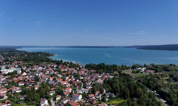 Ein Sommertag bei Dießen am Ammersee (Landkreis Landsberg am Lech). Hier der Blick auf Stadt, Ortschaft von oben, Stadtblick, Ortsblick, Skyline, Häuserblick, rechts der Ammersee *** A summer day in Dießen on Lake Ammersee, Landsberg am Lech District. Here is a view of the town from above: cityscape, townscape, skyline, view of the houses; Lake Ammersee is on the right.