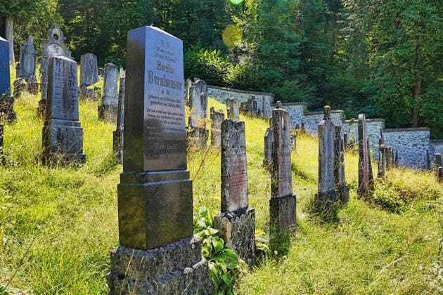 Jüdischer Friedhof in Hohenems bei Bregenz, Österreich, aus dem 18. Jhdt. Jüdischer Friedhof in Hohenems bei Bregenz, Österreich, aus dem 18. Jhdt. (License=RF) Copyright: xZoonar.com HGVorndranx 25429321