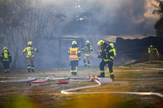 Starke Rauchsäule weithin sichtbar Komplexer Löscheinsatz erfordert zahlreiche Kräfte Am 11.08.2026 brannte in Dietzenbach gegen 19 Uhr ein landwirtschaftlicher Unterstand sowie Unrat und Müll, teilweise in voller Ausdehnung, wodurch eine starke, weithin sichtbare Rauchsäule aufstieg. Die Löscharbeiten gestalteten sich zunächst schwierig, da der Einsatz komplex war und zahlreiche Kräfte benötigt wurden, sodass die Feuerwehr Dietzenbach von der Feuerwehr Rödermark unterstützt wurde. Durch die starke Rauchentwicklung gingen auch in Messel und Dreieich Notrufe ein, die Feuerwehren rückten zur Kontrolle ihres Bereichs aus, stellten jedoch nichts fest. Rund 60 Einsatzkräfte mit zahlreichen Atemschutztrupps waren im Löscheinsatz
