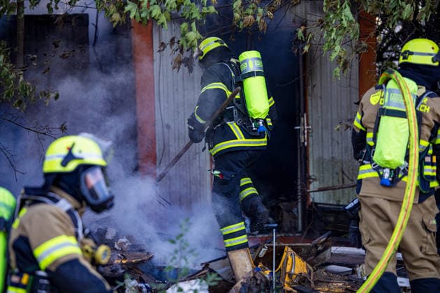 Starke Rauchsäule weithin sichtbar Komplexer Löscheinsatz erfordert zahlreiche Kräfte Am 11.08.2026 brannte in Dietzenbach gegen 19 Uhr ein landwirtschaftlicher Unterstand sowie Unrat und Müll, teilweise in voller Ausdehnung, wodurch eine starke, weithin sichtbare Rauchsäule aufstieg. Die Löscharbeiten gestalteten sich zunächst schwierig, da der Einsatz komplex war und zahlreiche Kräfte benötigt wurden, sodass die Feuerwehr Dietzenbach von der Feuerwehr Rödermark unterstützt wurde. Durch die starke Rauchentwicklung gingen auch in Messel und Dreieich Notrufe ein, die Feuerwehren rückten zur Kontrolle ihres Bereichs aus, stellten jedoch nichts fest. Rund 60 Einsatzkräfte mit zahlreichen Atemschutztrupps waren im Löscheinsatz