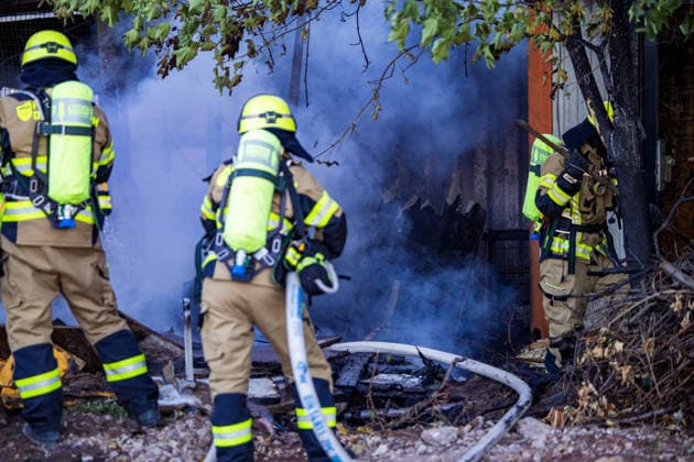 Starke Rauchsäule weithin sichtbar Komplexer Löscheinsatz erfordert zahlreiche Kräfte Am 11.08.2026 brannte in Dietzenbach gegen 19 Uhr ein landwirtschaftlicher Unterstand sowie Unrat und Müll, teilweise in voller Ausdehnung, wodurch eine starke, weithin sichtbare Rauchsäule aufstieg. Die Löscharbeiten gestalteten sich zunächst schwierig, da der Einsatz komplex war und zahlreiche Kräfte benötigt wurden, sodass die Feuerwehr Dietzenbach von der Feuerwehr Rödermark unterstützt wurde. Durch die starke Rauchentwicklung gingen auch in Messel und Dreieich Notrufe ein, die Feuerwehren rückten zur Kontrolle ihres Bereichs aus, stellten jedoch nichts fest. Rund 60 Einsatzkräfte mit zahlreichen Atemschutztrupps waren im Löscheinsatz