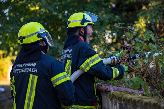 Starke Rauchsäule weithin sichtbar Komplexer Löscheinsatz erfordert zahlreiche Kräfte Am 11.08.2026 brannte in Dietzenbach gegen 19 Uhr ein landwirtschaftlicher Unterstand sowie Unrat und Müll, teilweise in voller Ausdehnung, wodurch eine starke, weithin sichtbare Rauchsäule aufstieg. Die Löscharbeiten gestalteten sich zunächst schwierig, da der Einsatz komplex war und zahlreiche Kräfte benötigt wurden, sodass die Feuerwehr Dietzenbach von der Feuerwehr Rödermark unterstützt wurde. Durch die starke Rauchentwicklung gingen auch in Messel und Dreieich Notrufe ein, die Feuerwehren rückten zur Kontrolle ihres Bereichs aus, stellten jedoch nichts fest. Rund 60 Einsatzkräfte mit zahlreichen Atemschutztrupps waren im Löscheinsatz