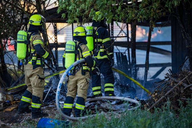 Starke Rauchsäule weithin sichtbar Komplexer Löscheinsatz erfordert zahlreiche Kräfte Am 11.08.2026 brannte in Dietzenbach gegen 19 Uhr ein landwirtschaftlicher Unterstand sowie Unrat und Müll, teilweise in voller Ausdehnung, wodurch eine starke, weithin sichtbare Rauchsäule aufstieg. Die Löscharbeiten gestalteten sich zunächst schwierig, da der Einsatz komplex war und zahlreiche Kräfte benötigt wurden, sodass die Feuerwehr Dietzenbach von der Feuerwehr Rödermark unterstützt wurde. Durch die starke Rauchentwicklung gingen auch in Messel und Dreieich Notrufe ein, die Feuerwehren rückten zur Kontrolle ihres Bereichs aus, stellten jedoch nichts fest. Rund 60 Einsatzkräfte mit zahlreichen Atemschutztrupps waren im Löscheinsatz