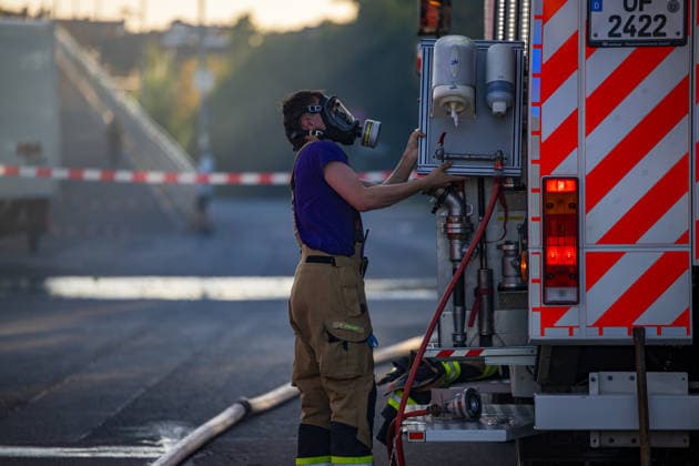 Starke Rauchsäule weithin sichtbar Komplexer Löscheinsatz erfordert zahlreiche Kräfte Am 11.08.2026 brannte in Dietzenbach gegen 19 Uhr ein landwirtschaftlicher Unterstand sowie Unrat und Müll, teilweise in voller Ausdehnung, wodurch eine starke, weithin sichtbare Rauchsäule aufstieg. Die Löscharbeiten gestalteten sich zunächst schwierig, da der Einsatz komplex war und zahlreiche Kräfte benötigt wurden, sodass die Feuerwehr Dietzenbach von der Feuerwehr Rödermark unterstützt wurde. Durch die starke Rauchentwicklung gingen auch in Messel und Dreieich Notrufe ein, die Feuerwehren rückten zur Kontrolle ihres Bereichs aus, stellten jedoch nichts fest. Rund 60 Einsatzkräfte mit zahlreichen Atemschutztrupps waren im Löscheinsatz