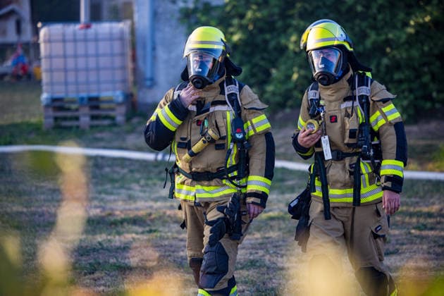 Starke Rauchsäule weithin sichtbar Komplexer Löscheinsatz erfordert zahlreiche Kräfte Am 11.08.2026 brannte in Dietzenbach gegen 19 Uhr ein landwirtschaftlicher Unterstand sowie Unrat und Müll, teilweise in voller Ausdehnung, wodurch eine starke, weithin sichtbare Rauchsäule aufstieg. Die Löscharbeiten gestalteten sich zunächst schwierig, da der Einsatz komplex war und zahlreiche Kräfte benötigt wurden, sodass die Feuerwehr Dietzenbach von der Feuerwehr Rödermark unterstützt wurde. Durch die starke Rauchentwicklung gingen auch in Messel und Dreieich Notrufe ein, die Feuerwehren rückten zur Kontrolle ihres Bereichs aus, stellten jedoch nichts fest. Rund 60 Einsatzkräfte mit zahlreichen Atemschutztrupps waren im Löscheinsatz