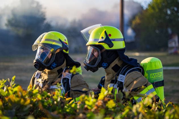 Starke Rauchsäule weithin sichtbar Komplexer Löscheinsatz erfordert zahlreiche Kräfte Am 11.08.2026 brannte in Dietzenbach gegen 19 Uhr ein landwirtschaftlicher Unterstand sowie Unrat und Müll, teilweise in voller Ausdehnung, wodurch eine starke, weithin sichtbare Rauchsäule aufstieg. Die Löscharbeiten gestalteten sich zunächst schwierig, da der Einsatz komplex war und zahlreiche Kräfte benötigt wurden, sodass die Feuerwehr Dietzenbach von der Feuerwehr Rödermark unterstützt wurde. Durch die starke Rauchentwicklung gingen auch in Messel und Dreieich Notrufe ein, die Feuerwehren rückten zur Kontrolle ihres Bereichs aus, stellten jedoch nichts fest. Rund 60 Einsatzkräfte mit zahlreichen Atemschutztrupps waren im Löscheinsatz