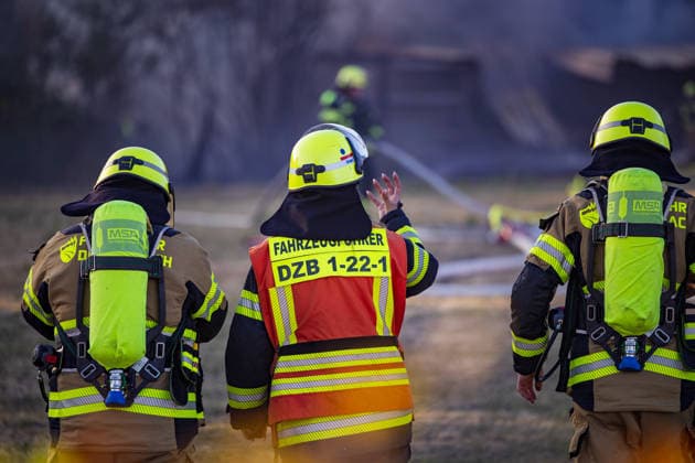 Starke Rauchsäule weithin sichtbar Komplexer Löscheinsatz erfordert zahlreiche Kräfte Am 11.08.2026 brannte in Dietzenbach gegen 19 Uhr ein landwirtschaftlicher Unterstand sowie Unrat und Müll, teilweise in voller Ausdehnung, wodurch eine starke, weithin sichtbare Rauchsäule aufstieg. Die Löscharbeiten gestalteten sich zunächst schwierig, da der Einsatz komplex war und zahlreiche Kräfte benötigt wurden, sodass die Feuerwehr Dietzenbach von der Feuerwehr Rödermark unterstützt wurde. Durch die starke Rauchentwicklung gingen auch in Messel und Dreieich Notrufe ein, die Feuerwehren rückten zur Kontrolle ihres Bereichs aus, stellten jedoch nichts fest. Rund 60 Einsatzkräfte mit zahlreichen Atemschutztrupps waren im Löscheinsatz