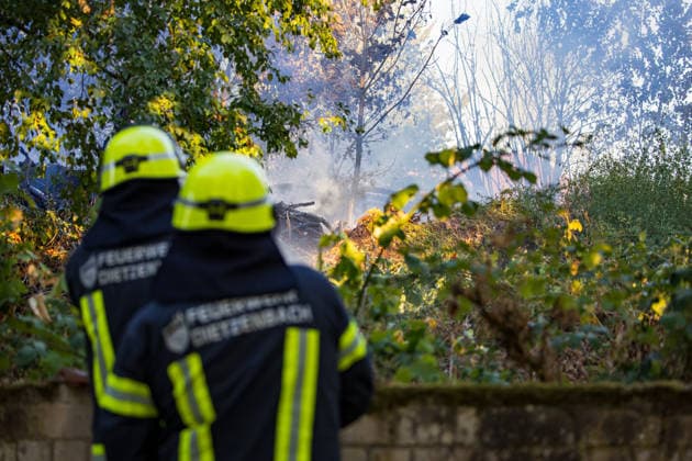 Starke Rauchsäule weithin sichtbar Komplexer Löscheinsatz erfordert zahlreiche Kräfte Am 11.08.2026 brannte in Dietzenbach gegen 19 Uhr ein landwirtschaftlicher Unterstand sowie Unrat und Müll, teilweise in voller Ausdehnung, wodurch eine starke, weithin sichtbare Rauchsäule aufstieg. Die Löscharbeiten gestalteten sich zunächst schwierig, da der Einsatz komplex war und zahlreiche Kräfte benötigt wurden, sodass die Feuerwehr Dietzenbach von der Feuerwehr Rödermark unterstützt wurde. Durch die starke Rauchentwicklung gingen auch in Messel und Dreieich Notrufe ein, die Feuerwehren rückten zur Kontrolle ihres Bereichs aus, stellten jedoch nichts fest. Rund 60 Einsatzkräfte mit zahlreichen Atemschutztrupps waren im Löscheinsatz