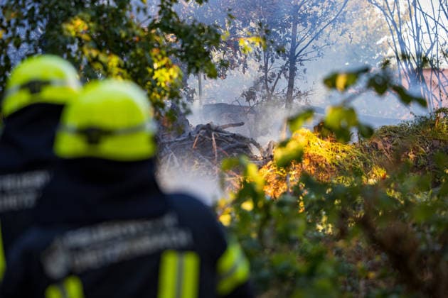 Starke Rauchsäule weithin sichtbar Komplexer Löscheinsatz erfordert zahlreiche Kräfte Am 11.08.2026 brannte in Dietzenbach gegen 19 Uhr ein landwirtschaftlicher Unterstand sowie Unrat und Müll, teilweise in voller Ausdehnung, wodurch eine starke, weithin sichtbare Rauchsäule aufstieg. Die Löscharbeiten gestalteten sich zunächst schwierig, da der Einsatz komplex war und zahlreiche Kräfte benötigt wurden, sodass die Feuerwehr Dietzenbach von der Feuerwehr Rödermark unterstützt wurde. Durch die starke Rauchentwicklung gingen auch in Messel und Dreieich Notrufe ein, die Feuerwehren rückten zur Kontrolle ihres Bereichs aus, stellten jedoch nichts fest. Rund 60 Einsatzkräfte mit zahlreichen Atemschutztrupps waren im Löscheinsatz