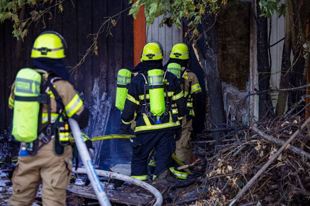 Starke Rauchsäule weithin sichtbar Komplexer Löscheinsatz erfordert zahlreiche Kräfte Am 11.08.2026 brannte in Dietzenbach gegen 19 Uhr ein landwirtschaftlicher Unterstand sowie Unrat und Müll, teilweise in voller Ausdehnung, wodurch eine starke, weithin sichtbare Rauchsäule aufstieg. Die Löscharbeiten gestalteten sich zunächst schwierig, da der Einsatz komplex war und zahlreiche Kräfte benötigt wurden, sodass die Feuerwehr Dietzenbach von der Feuerwehr Rödermark unterstützt wurde. Durch die starke Rauchentwicklung gingen auch in Messel und Dreieich Notrufe ein, die Feuerwehren rückten zur Kontrolle ihres Bereichs aus, stellten jedoch nichts fest. Rund 60 Einsatzkräfte mit zahlreichen Atemschutztrupps waren im Löscheinsatz
