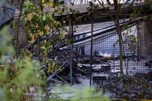 Starke Rauchsäule weithin sichtbar Komplexer Löscheinsatz erfordert zahlreiche Kräfte Am 11.08.2026 brannte in Dietzenbach gegen 19 Uhr ein landwirtschaftlicher Unterstand sowie Unrat und Müll, teilweise in voller Ausdehnung, wodurch eine starke, weithin sichtbare Rauchsäule aufstieg. Die Löscharbeiten gestalteten sich zunächst schwierig, da der Einsatz komplex war und zahlreiche Kräfte benötigt wurden, sodass die Feuerwehr Dietzenbach von der Feuerwehr Rödermark unterstützt wurde. Durch die starke Rauchentwicklung gingen auch in Messel und Dreieich Notrufe ein, die Feuerwehren rückten zur Kontrolle ihres Bereichs aus, stellten jedoch nichts fest. Rund 60 Einsatzkräfte mit zahlreichen Atemschutztrupps waren im Löscheinsatz
