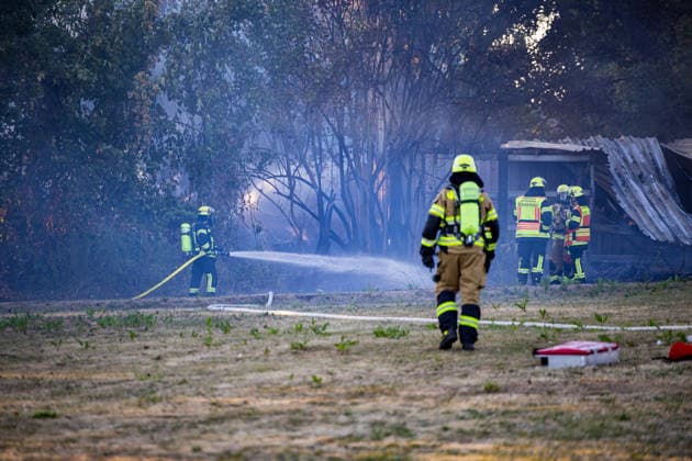 Starke Rauchsäule weithin sichtbar Komplexer Löscheinsatz erfordert zahlreiche Kräfte Am 11.08.2026 brannte in Dietzenbach gegen 19 Uhr ein landwirtschaftlicher Unterstand sowie Unrat und Müll, teilweise in voller Ausdehnung, wodurch eine starke, weithin sichtbare Rauchsäule aufstieg. Die Löscharbeiten gestalteten sich zunächst schwierig, da der Einsatz komplex war und zahlreiche Kräfte benötigt wurden, sodass die Feuerwehr Dietzenbach von der Feuerwehr Rödermark unterstützt wurde. Durch die starke Rauchentwicklung gingen auch in Messel und Dreieich Notrufe ein, die Feuerwehren rückten zur Kontrolle ihres Bereichs aus, stellten jedoch nichts fest. Rund 60 Einsatzkräfte mit zahlreichen Atemschutztrupps waren im Löscheinsatz
