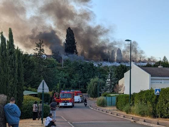Major fire broke near Roissy-CDG Airport in Paris PARIS, FRANCE - AUGUST 11: A view of smoke after a fire broke in Louvres, near Roissy-CDG Airport, north of Paris, France on August 11, 2026. The fire led to the temporary closure of two of the airport’s runways. Rail and road traffic was partially disrupted. In total, nearly 110 firefighters were deployed and, according to initial reports, at least several dozen vehicles were destroyed by the flames. Luc Auffret Anadolu Paris France. Editorial use only. Please get in touch for any other usage.  Copyright: x2026xAnadoluxLucxAuffretx