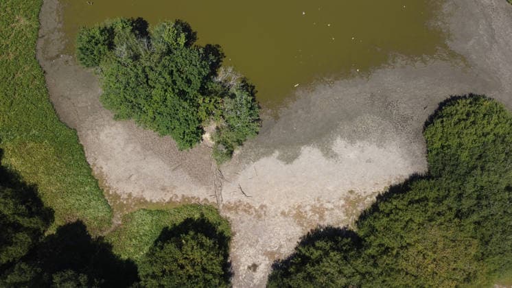 Prolonged heatwave and drought dry up historic Stew Pond at Epsom Common in Surrey EPSOM, UNITED KINGDOM - AUGUST 11: A veiw of the cracked, parched earth of Stew Pond exposed following an extended period of high temperatures and severe drought conditions at Epsom Common in Surrey, England, on August 11, 2026. The historic pond, a local nature reserve and habitat for diverse wildlife, has seen its water levels drop dramatically as persistent dry weather continues across southern Britain. Rasid Necati Aslim Anadolu Epsom United Kingdom. Editorial use only. Please get in touch for any other usage.  Copyright: x2026xAnadoluxRasidxNecatixAslimx