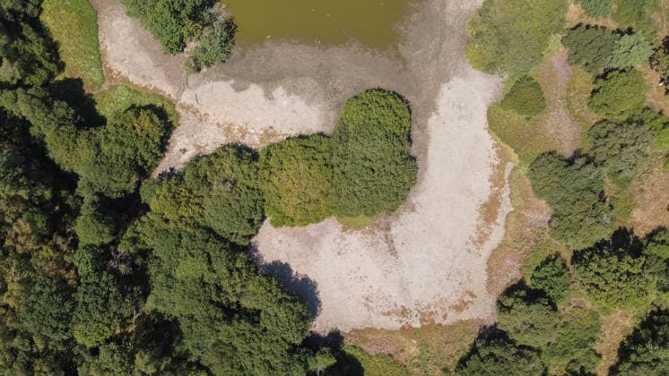 Prolonged heatwave and drought dry up historic Stew Pond at Epsom Common in Surrey EPSOM, UNITED KINGDOM - AUGUST 11: A veiw of the cracked, parched earth of Stew Pond exposed following an extended period of high temperatures and severe drought conditions at Epsom Common in Surrey, England, on August 11, 2026. The historic pond, a local nature reserve and habitat for diverse wildlife, has seen its water levels drop dramatically as persistent dry weather continues across southern Britain. Rasid Necati Aslim Anadolu Epsom United Kingdom. Editorial use only. Please get in touch for any other usage.  Copyright: x2026xAnadoluxRasidxNecatixAslimx
